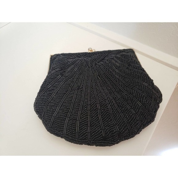 Beaded Clam Shell Style Talbot purse with gold chain - Picture 2 of 4